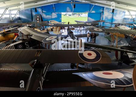 Le hangar Vintage Aviator Ltd à Hood Aerodrome, Masterton, Nouvelle-Zélande avec les avions authentiques et de reproduction de la première Guerre mondiale. Biavions de la grande Guerre Banque D'Images