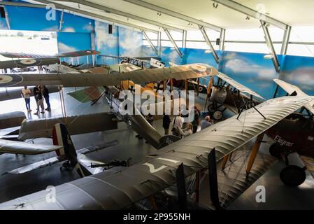 Le hangar Vintage Aviator Ltd à Hood Aerodrome, Masterton, Nouvelle-Zélande avec les avions authentiques et de reproduction de la première Guerre mondiale. Biavions de la grande Guerre Banque D'Images