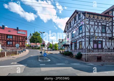 Auberge, Zum Hirsch, maison à colombages, façade de maison, vue sur le village, Schwallungen, Thuringe, Allemagne, Europe, Banque D'Images