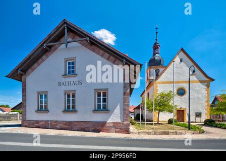 Hôtel de ville, administration, église paroissiale, St. Leonhard, église du village, vue sur le village, Sulzdorf an der Lederhecke, Allemagne, Europe, Banque D'Images