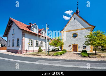 Hôtel de ville, administration, église paroissiale, St. Leonhard, église du village, vue sur le village, Sulzdorf an der Lederhecke, Allemagne, Europe, Banque D'Images