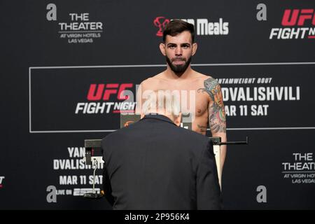 10 mars 2023, Las Vegas, Nevada, LAS VEGAS, NV, Etats-Unis: LAS VEGAS, NV - MARS 10: Bruno Gustavo da Silva marche sur la balance pour les pesées officielles à UFC Apex pour la nuit de combat UFC - Vegas 71 - Yan vs Dvalishvili sur 10 mars 2023 à Las Vegas, NV, Etats-Unis. (Credit image: © Louis Grasse/PX Imagens via ZUMA Press Wire) USAGE ÉDITORIAL SEULEMENT! Non destiné À un usage commercial ! Banque D'Images