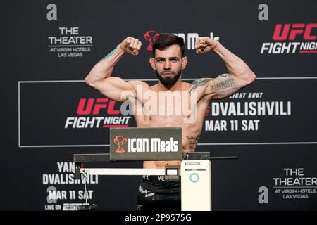 10 mars 2023, Las Vegas, Nevada, LAS VEGAS, NV, Etats-Unis: LAS VEGAS, NV - MARS 10: Bruno Gustavo da Silva marche sur la balance pour les pesées officielles à UFC Apex pour la nuit de combat UFC - Vegas 71 - Yan vs Dvalishvili sur 10 mars 2023 à Las Vegas, NV, Etats-Unis. (Credit image: © Louis Grasse/PX Imagens via ZUMA Press Wire) USAGE ÉDITORIAL SEULEMENT! Non destiné À un usage commercial ! Banque D'Images