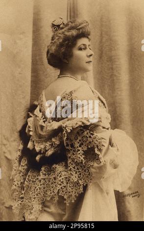 1895 , FRANCE : l'actrice française de la Comédie française JEANNE GRANIER ( 1852 - 1939 ), photo de Reutlinger , Paris . Granier a été représenté plusieurs fois par le célèbre peintre impressionniste Henri de Toulouse Lautrec .- attrice - TEATRO - THÉÂTRE - THÉÂTRE - DIVA - DIVINA - pizzo - dentelle - mignon - BELLE EPOQUE - scialle - dos - schiena - profilo - profil - collana di perle - Collier perles - perla --- Archivio GBB Banque D'Images