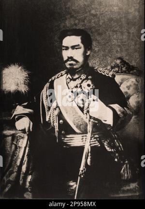 1880 c, JAPON : l'empereur du Japon MUTSUHITO ( empereur Meiji , 1852 - 1912 ) , était l'empereur du Japon de 122nd selon l'ordre traditionnel de la succession, régnant de 3 février 1867 jusqu'à sa mort . - REALI - nobiltà - NOBLESSE - ROYAUTÉ - HISTOIRE - FOTO STORICHE - BELLE EPOQUE - GIAPPONE - Imperatore - BELLE EPOQUE - bachigi - moustache - médailles - medaglie - decorazioni - uniforme divisa militare - spada - épée --- Archivio GBB Banque D'Images