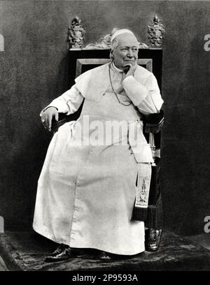 1870 c, ROMA , ITALIE : le Pape PIO IX ( Giovanni Maria Mastai Ferretti , 1792 - 1878 ). - RELIGIONE CATTOLICA - RELIGION CATHOLIQUE - ritrato - portrait - PAPA - trono - VATICANO --- Archivio GBB Banque D'Images