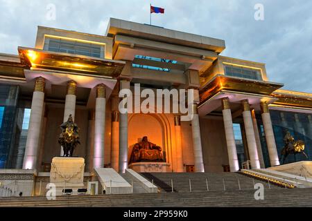 Parlement sur la place Süchbaatar avec le monument Gengis Khan la nuit, Oulan-Bator, Mongolie Banque D'Images