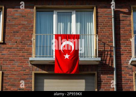 Drapeau national de la Turquie sur une façade de maison à Oberhausen dans la région de la Ruhr comme symbole de sympathie et de solidarité avec les victimes du tremblement de terre en Turquie et en Syrie à partir de 06.02.2023 Banque D'Images