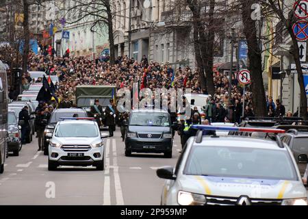 KIEV, UKRAINE - LE 10 MARS 2023 - les amateurs de tournions suivent le feu lors de l'événement commémoratif du héros de l'Ukraine, commandant du bataillon mécanisé 1st de la brigade mécanisée séparée 67th, le sous-lieutenant Dmytro Kotsiubalio (nom de guerre 'da Vinci'), L'OMS a été tuée en action près de Bakhmut, dans la région de Donetsk, à 7 mars, à Kiev, capitale de l'Ukraine. Banque D'Images