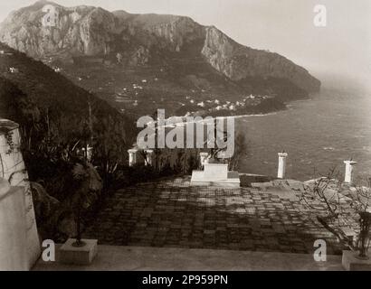 1905 c. , île de CAPRI , ITALIE : le patio de VILLA LYSIS ( Villa Fersen ) sur Monte di Tiberio , par le baron français Jacques Adelsward FERSEN ( 1880 - 1923 ) . En arrière-plan , dans le jardin le portrait de la statue du sculpteur Jerace de NINO CESARINI , jeune amant italien du Baron Fersen . Photo de Wilhelm Von Pluschow .- ITALIA - foto storiche - Napoli - geografia - HISTOIRE - Pluschov - GÉOGRAPHIE - panorama - paysage - maison - casa - jardin - giardino - Isola - gay - LGBT - omosessualità - omosessuale - homosexualité - homosexuelle - MARINA GRANDE -- -- Archivio GBB Banque D'Images