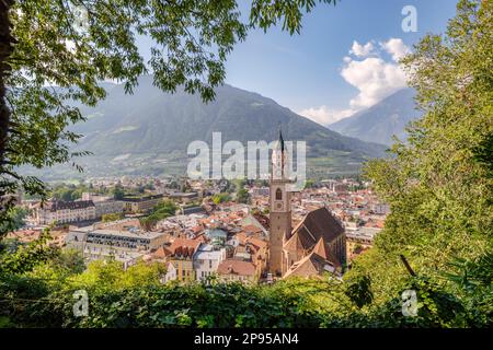 La promenade Tappeiner, un sentier à Merano (Tyrol du Sud, Italie), offre une vegitation alpine et méditerranéenne et de belles vues sur la ville et la vallée de l'Adige Banque D'Images