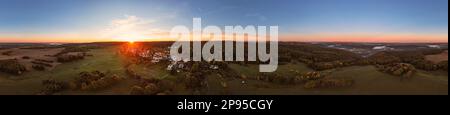 Allemagne, Thuringe, Saalfelder Höhe, Burkersdorf, village, Schwarzburg (arrière-plan), forêt, prairies de montagne, montagnes, vallées, paysage, lever de soleil, vue d'ensemble, partiellement contre-jour, photo aérienne, panorama 36ö° Banque D'Images