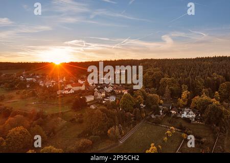 Allemagne, Thuringe, Saalfelder Höhe, Burkersdorf, village, jardins, forêt, lever du soleil, vue d'ensemble, photo aérienne, rétroéclairage Banque D'Images