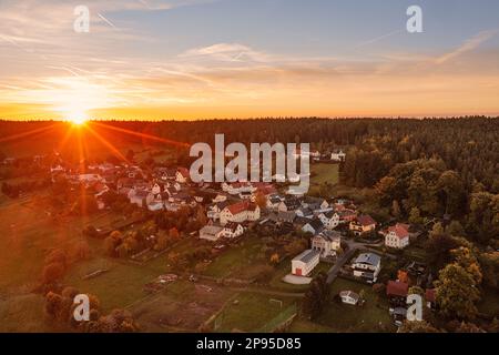 Allemagne, Thuringe, Saalfelder Höhe, Burkersdorf, village, jardins, forêt, lever du soleil, vue d'ensemble, photo aérienne, rétroéclairage Banque D'Images