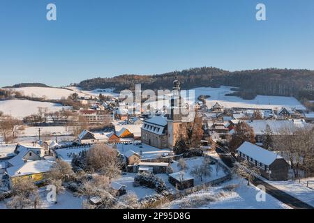 Allemagne, Thuringe, Allendorf, village, église, jardins, montagnes, neige, photo aérienne Banque D'Images