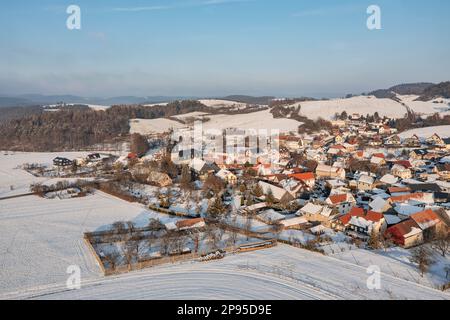 Allemagne, Thuringe, Allendorf, village, neige, jardins, champs, montagnes, vue d'ensemble, photo aérienne Banque D'Images