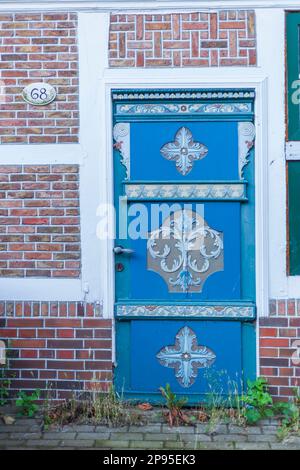 Porte en bois bleu ornée sur une ferme Altländer, Estebrügge, Altes Land, Comté de Stade, Basse-Saxe, Allemagne, Europe Banque D'Images