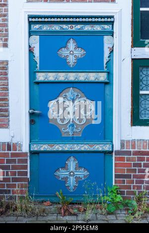 Porte en bois bleu ornée sur une ferme Altländer, Estebrügge, Altes Land, Comté de Stade, Basse-Saxe, Allemagne, Europe Banque D'Images