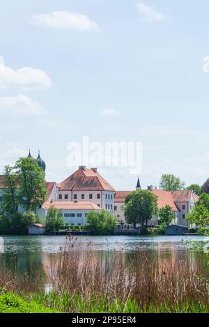 Monastère de Seeon avec Klostersee, Seeon-Seebruck, Chiemgau, haute-Bavière, Bavière, Allemagne, Europe Banque D'Images