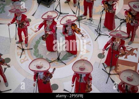 Une mariachi du lycée du comté de Starr, au Texas, joue un concert à la rotonde du capitole du Texas sur 7 mars 2023. Mariachi est une sorte de musique populaire mexicaine traditionnelle, typiquement interprétée par un petit groupe de musiciens ambulants vêtus de costumes indigènes, et est particulièrement populaire dans le sud du Texas, où les groupes de lycées se produisent souvent dans des compétitions. ©Bob Daemmrich Banque D'Images