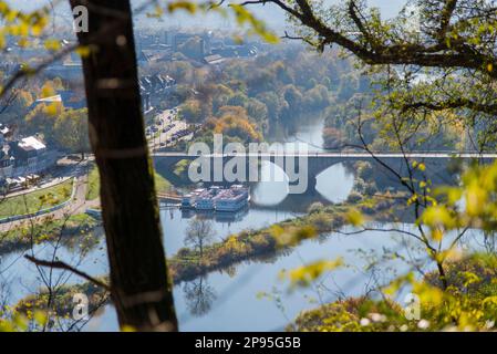 Vue sur la Moselle et les rives de la Moselle près de Trèves. Au premier plan, le pont Kaiser Wilhelm. Banque D'Images