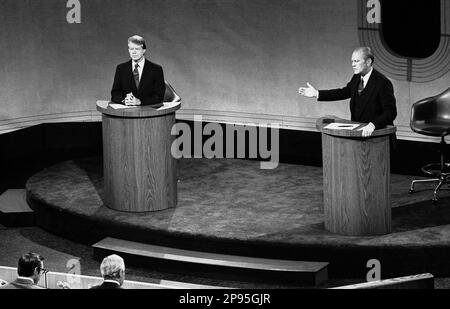 1976 , 23 settembre : Gerald Rudolph Ford, Jr ( 1913 – 2006) était le président (1974–1977 1974) et le vice-président (38th 40th–1973) des États-Unis. Ford a été la première personne nommée à la vice-présidence aux termes de l'amendement de 25th. Le président Gerald Ford et Jimmy carter se rencontrent au Walnut Street Theatre de Philadelphie pour débattre de la politique intérieure lors du premier des trois débats Ford-carter. Photo officielle du Bureau de presse de la Maison Blanche . - Presidente della Repubblica - Etats-Unis - ritratto - portrait - cravatta - cravate - collier - colletto - ETATS-UNIS - STATI UNITI --- Banque D'Images