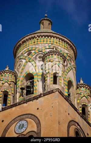 Clocher du Duomo di Sant Andrea (cathédrale St Andrew). Amalfi, Salerne, Italie côte amalfitaine. Commencé aux 9th et 10th siècles, il a été ajouté et redécoré plusieurs fois, recouvrant des éléments arabes-normands, gothiques, Renaissance, baroques, Et enfin une nouvelle façade normande-arabe-byzantine datant du 19th siècle. Banque D'Images