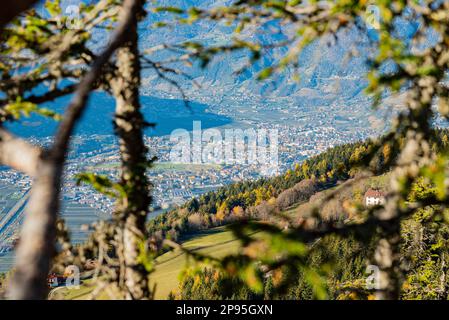 Vue sur Merano depuis Knottnkino à Vöran, Tyrol du Sud, Italie Banque D'Images