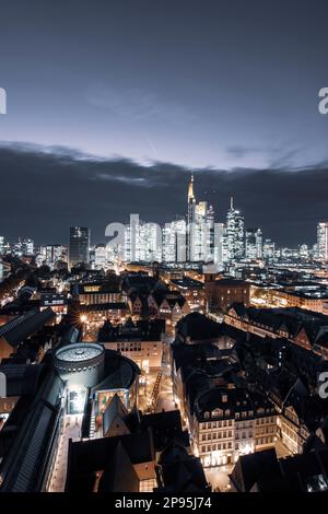 Vue depuis la cathédrale de Francfort-sur-le-main, sur la ville illuminée et ses rues. De la vieille ville, Römerberg, Paulskirche à la ligne d'horizon illuminée. Banque D'Images