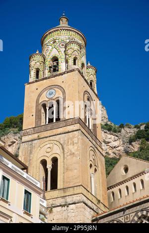 Clocher du Duomo di Sant Andrea (cathédrale St Andrew). Amalfi, Salerne, Italie côte amalfitaine. Commencée aux siècles 9th et 10th, la cathédrale a été ajoutée et redécorée plusieurs fois, recouvrant des éléments arabo-normands, gothiques, Renaissance, baroques, Et enfin une nouvelle façade normande-arabe-byzantine datant du 19th siècle. Banque D'Images