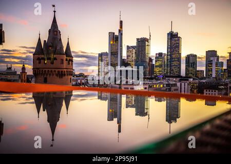 Vue depuis l'hôtel Flemings à Eschenheimer Tor jusqu'aux rues et aux gratte-ciel de Fankfurt au coucher du soleil. Vue sur la ville de hesse. allemagne Banque D'Images