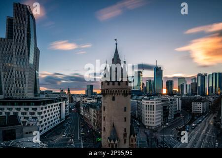 Vue depuis l'hôtel Flemings à Eschenheimer Tor jusqu'aux rues et aux gratte-ciel de Fankfurt au coucher du soleil. Vue sur la ville de hesse. allemagne Banque D'Images