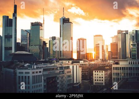 Vue depuis l'hôtel Flemings à Eschenheimer Tor jusqu'aux rues et aux gratte-ciel de Fankfurt au coucher du soleil. Vue sur la ville de hesse. allemagne Banque D'Images