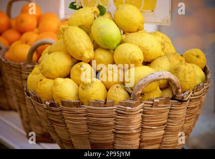 Citrius friuit en paniers. Citrons et oranges en vente à Amalfi, Salerne, Italie côte amalfitaine Banque D'Images