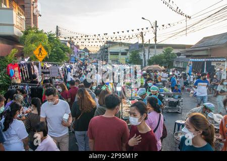 Un festival de rue traditionnel avec d'innombrables stands de nourriture en Thaïlande Asie Banque D'Images