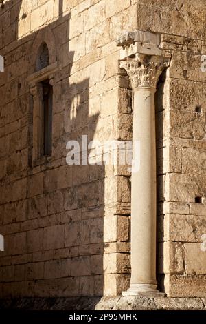 Colonne en pierre, Duomo di Sant Andrea (cathédrale St Andrew). Amalfi, Salerne, Italie côte amalfitaine. Commencée aux siècles 9th et 10th, la cathédrale a été ajoutée et redécorée plusieurs fois, recouvrant les éléments arabo-normands, gothiques, Renaissance, baroques, Et enfin une nouvelle façade normande-arabe-byzantine datant du 19th siècle. Banque D'Images