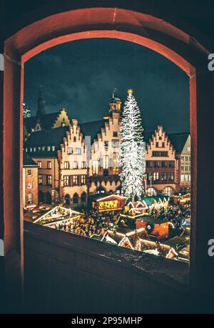 Marché de Noël le soir, festival magnifiquement éclairé sur le Römerberg à Francfort-sur-le-main, cadre historique avec maisons à colombages et atmosphère romantique. La tradition de Noël à Hesse, en Allemagne Banque D'Images