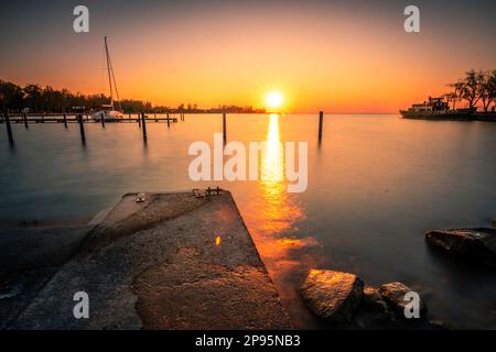 Beau lever de soleil matinal au port de Balatonfüred sur le lac Balaton, lac Balaton en Hongrie Banque D'Images