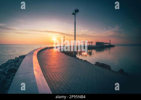 Beau lever de soleil matinal au port de Tihany sur le lac Balaton, lac Balaton en Hongrie Banque D'Images