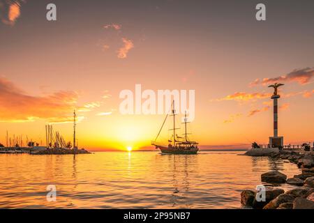 Coucher de soleil à Balaton, lac Balaton en Hongrie, vue romantique sur le port de Siofok, avec bateau, dans le coucher de soleil sur le lac Banque D'Images