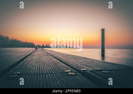 Beau lever de soleil matinal au port de Balatonfüred sur le lac Balaton, lac Balaton en Hongrie Banque D'Images