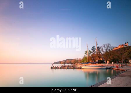 Beau lever de soleil matinal au port de Tihany sur le lac Balaton, lac Balaton en Hongrie Banque D'Images