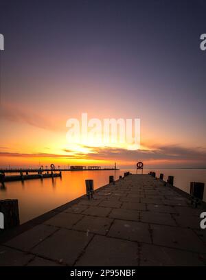 Beau lever de soleil matinal au port de Tihany sur le lac Balaton, lac Balaton en Hongrie Banque D'Images