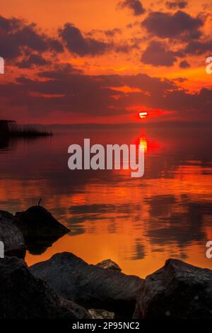 Coucher de soleil à Balaton, lac Balaton en Hongrie, vue romantique du coucher de soleil sur le lac Banque D'Images