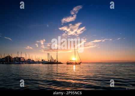 Coucher de soleil à Balaton, lac Balaton en Hongrie, vue romantique sur le port de Siofok, avec bateau, dans le coucher de soleil sur le lac Banque D'Images