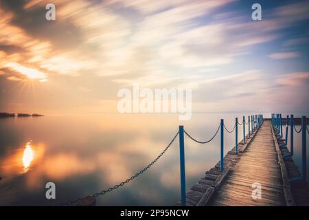 Coucher de soleil à Balaton, lac Balaton en Hongrie, vue romantique sur une passerelle jusqu'au coucher du soleil sur le lac Banque D'Images