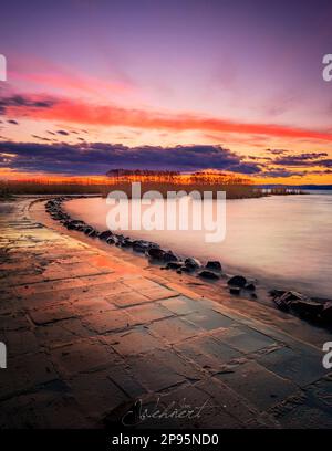 Coucher de soleil à Balaton, lac Balaton en Hongrie, vue romantique sur le port de Siofok, avec bateau, coucher de soleil sur le lac Banque D'Images