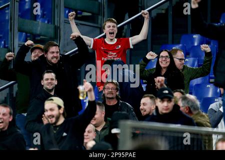 Suporters d'Alkmaar Zaanstreek célèbre après avoir marqué un but du défenseur hongrois d'Alkmaar Zaanstreek Milos Kerkez lors de la première rencontre de la ligue de conférence de l'UEFA en 16 entre SS Lazio et Alkmaar Zaanstreek. AZ Alkmaar a gagné 2-1 Banque D'Images