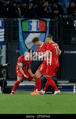 Milos Kerkez, le défenseur hongrois d'Alkmaar Zaanstreek, célèbre après avoir marqué un but lors du premier match de la ligue de la Conférence de l'UEFA de 16 entre SS Lazio et Alkmaar Zaanstreek. AZ Alkmaar a gagné 2-1 Banque D'Images