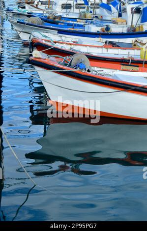 arceaux de bateaux de pêche sardine amarrés dans le port Banque D'Images